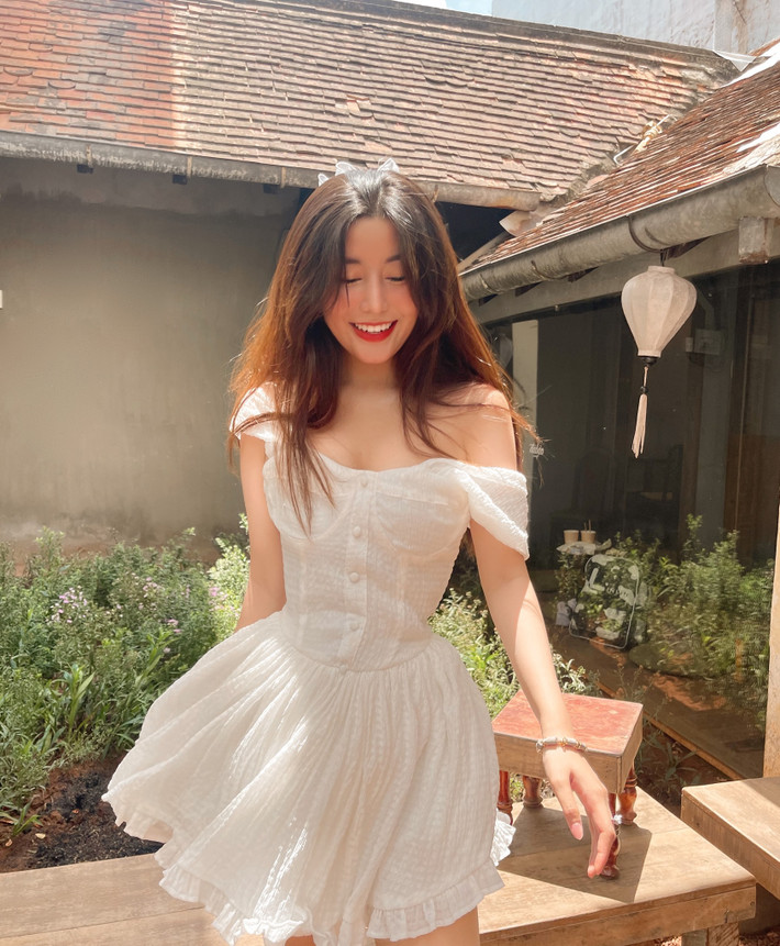 Bên cạnh gương mặt V-line, nụ cười rạng rỡ thu hút người đối diện thì có lẽ vòng 1 "đẫy đà" chính là điểm nhấn trên cơ thể của hot girl này. Biết được lợi thế của mình nên Võ Ngọc Trân cũng rất tích cực theo đuổi phong cách khá bạo.