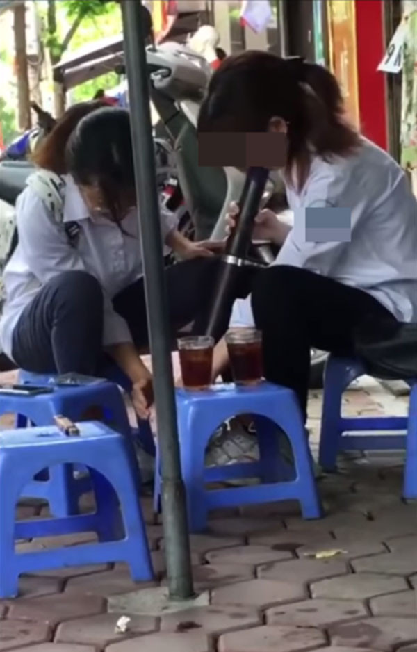 Hình ảnh nữ sinh hút thuốc lào đã nhận về sự quan tâm lớn. Rất nhiều bình luận tỏ ra ngạc nhiên, bất ngờ với hành động không khác gì đàn ông của hai cô gái trên.