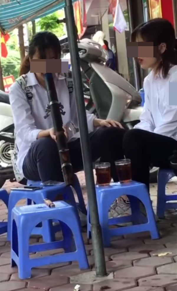 Mới đây trên MXH xuất hiện đoạn clip ghi lại cảnh hai nữ sinh mặc áo đồng phục ngồi nói chuyện, thậm chí hai cô gái này còn cầm điếu lên hút thuốc lào và "nhả hơi" vô cùng chuyên nghiệp tại một quán trà đá vỉa hè khiến người xung quanh lắc đầu ngán ngẩm.