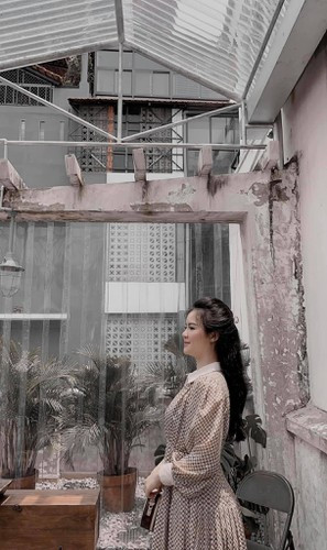 Quế Long khá hợp với mái tóc đen dài, nền nã. Ngoài ra cách ăn mặc và trang điểm của nàng dâu hào môn hiện tại cũng hợp thời và sang chảnh hơn.