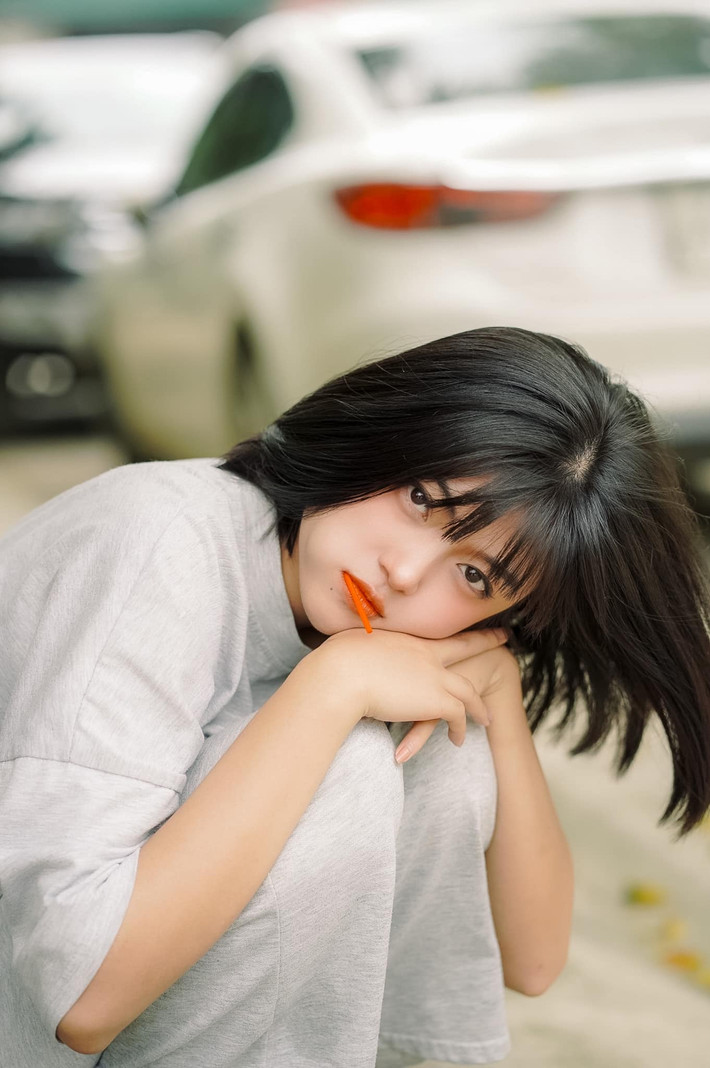 Tại Lào Cai, gái xinh 2K dành thời gian phụ giúp công việc kinh doanh của gia đình và theo đuổi công việc người mẫu ảnh.