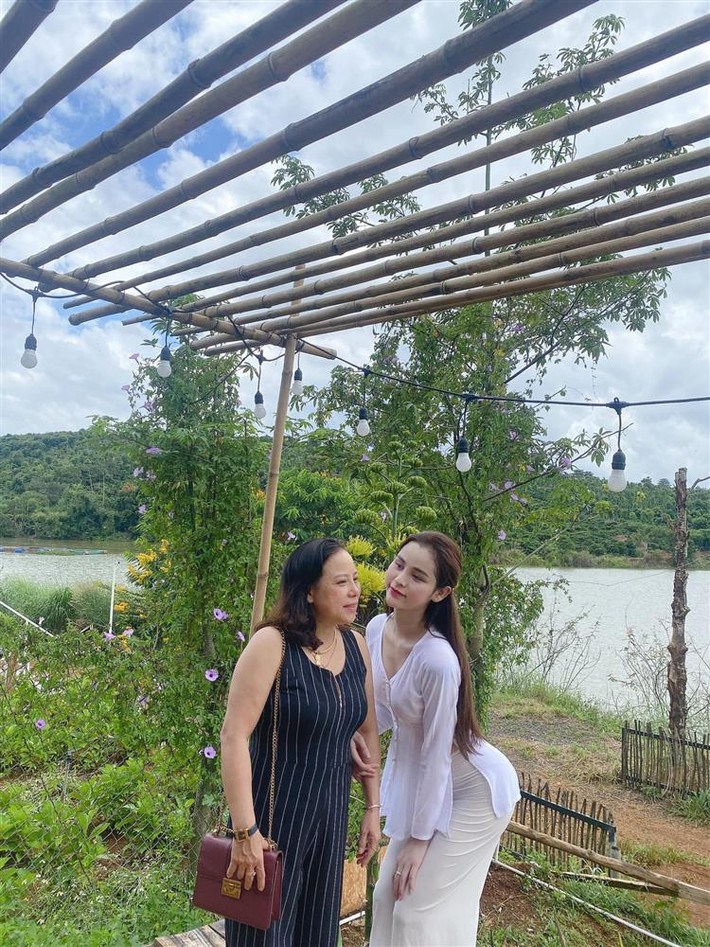 Hóa ra đằng sau lời nói này không giống như nhiều người nghĩ, gái xinh chuyển giới đang "cà khịa" cư dân mạng, bởi đến cuối đoạn clip Tường Vi mới tiết lộ rằng "đại gia" của cô lại chính là bố mẹ.