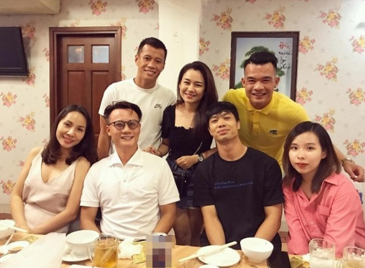 Bên cạnh để lại lời chúc mừng cặp đôi chuẩn bị chào đón con đầu lòng, nhiều cư dân mạng còn tranh thủ đặt tên cho cháu bé chưa ra đời, ai đọc cũng cười sái quai hàm.