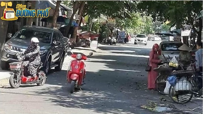Hình ảnh người phụ nữ khác ăn mặc kín mít từ đầu xuống chân ngang nhiên dừng xe để mua đồ từng thu hút sự chú ý.