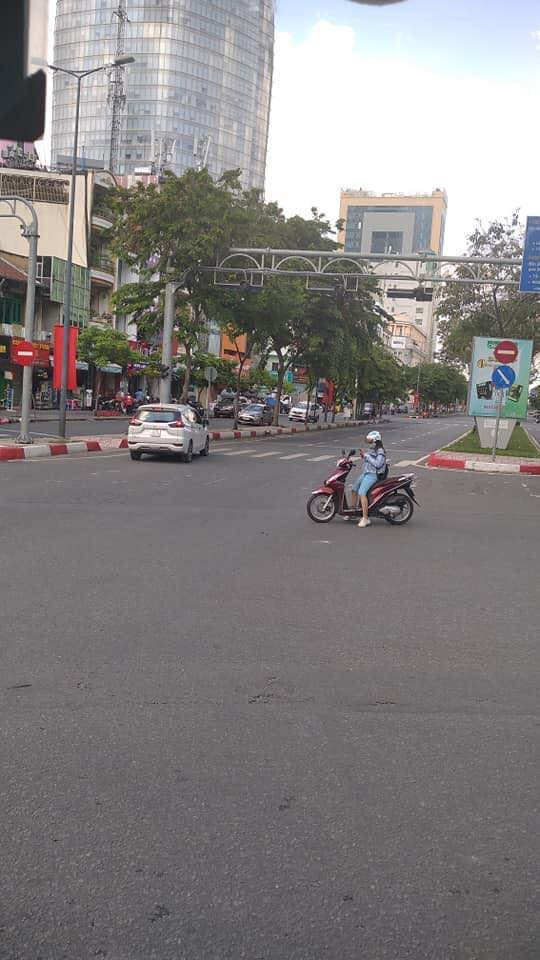 Trước đó, hình ảnh một cô gái dừng xe vô ý thức để bấm điện thoại từng gây bức xúc trong cộng đồng mạng.