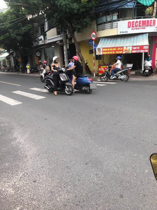 Hình ảnh 2 người phụ nữ gặp nhau giữa đường và dừng xe ngang nhiên để nói chuyện từng được dân mạng lan truyền khắp MXH.