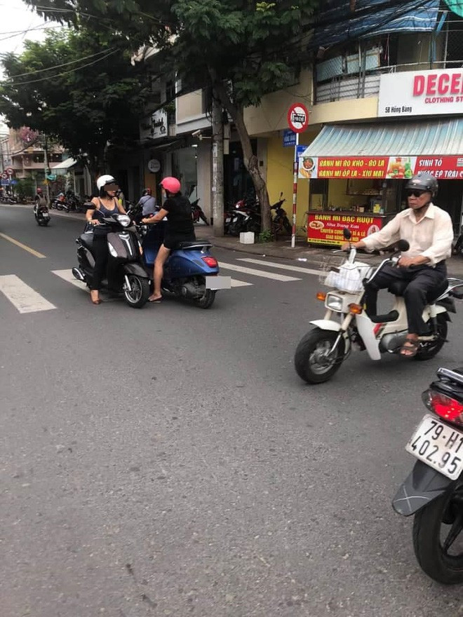 Chẳng rõ bao lâu rồi 2 người phụ nữ trong bức ảnh hay họ có chuyên gì mà phải dừng xe giữa đường để buôn chuyện nhưng hành động này chắc chắn gây cản trở giao thông.