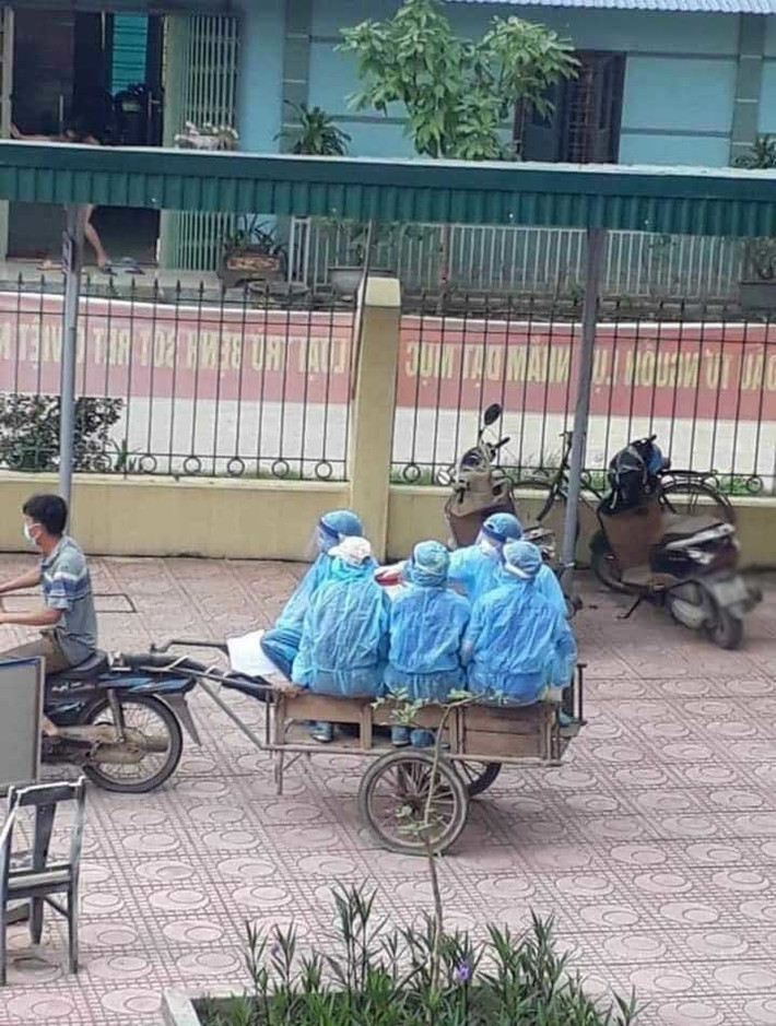 Hình ảnh này khiến cư dân mạng vừa thương, vừa buồn cười. Không ít lời khen được gửi đến vì hình ảnh quá đáng yêu, mọi người đã linh động trong mọi hoàn cảnh miễn sao dịch bệnh nhanh chóng được khống chế.