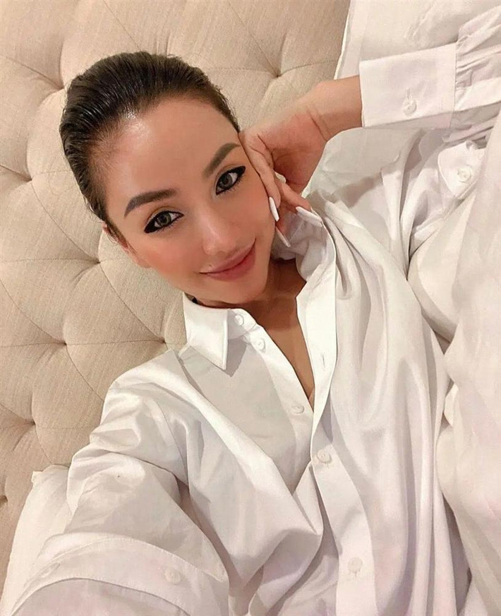 Cuộc sống sang chảnh, sung sướng của nữ rich kid không còn gì phải bàn cãi. Ngày nào cũng thấy cô nàng up story mặc đồ hiệu đi ăn nhà hàng, đi đu đưa tới bến,...và trở thành hình ảnh quen mặt đối với cư dân mạng.