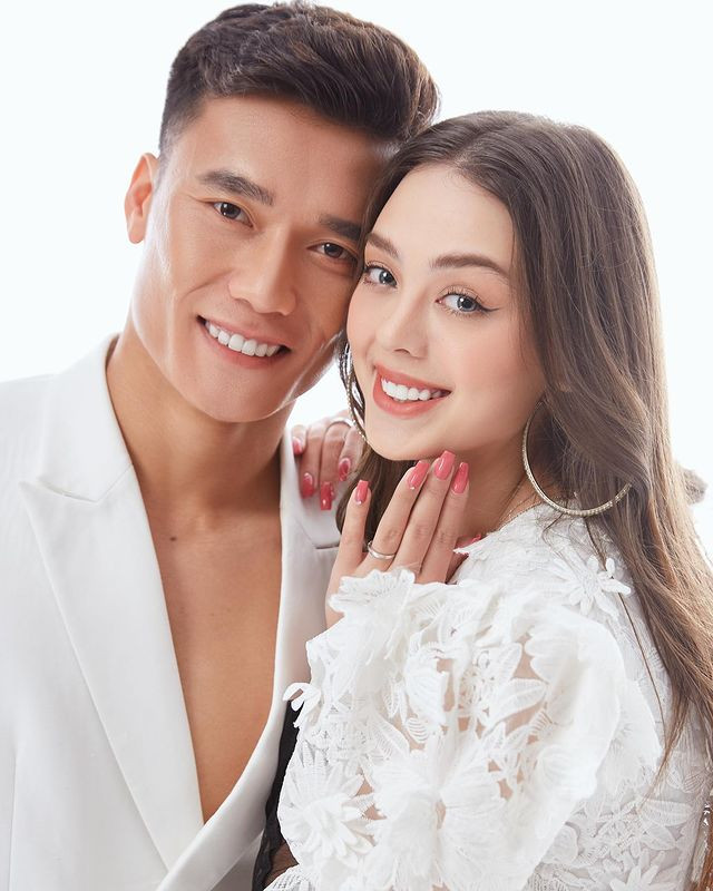 Thời gian gần đây, cặp đôi thủ môn Bùi Tiến Dũng và bạn gái Tây là Dianka Zakhidova trở thành cái tên cực hot trên MXH không chỉ bởi sự đẹp đôi mà còn bởi những bức ảnh quấn quít bên nhau của cả hai.