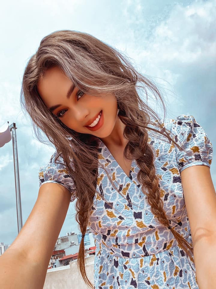 Chân dài người Ukraine mới đây được chọn là một trong những "thiên thần" trong show nội y của Ngọc Trinh và ông bầu Vũ Khắc Tiệp.