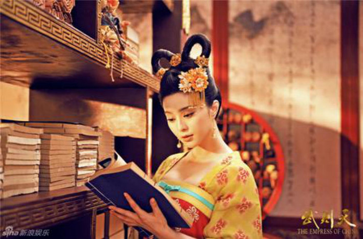 Một hôm, Đường Thái Tông thiết yến mời các tướng quân Lý Quân Tiễn cũng có mặt. Đường Thái Tông nhất thời cao hứng đã nhắc đến chủ đề cho các đại tướng quân có thể nói ra biệt hiệu của mình. Đến lượt Lý Quân Tiễn anh ta nói rằng mình có biệt hiệu là “ ngũ nương tử” đây vốn là tên con gái nên mọi người cười ồ lên, nhưng riêng Đường Thái Tông đột nhiên liên tưởng đến lời đồn về "Nữ chủ Võ Vương” thì cảm thấy người được tiên đoán chính là anh ta. Chính vì thế không lâu sau đã tìm cớ giết anh ta để giải trừ lời nguyền và trừ hậu họa sau này, nhưng nhân tính không bằng trời tính ông ta không bao giờ có thể ngờ rằng Võ Mỵ Nương ở bên cạnh mình mới là người ông ta cần phải giết.