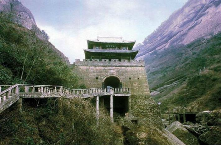 Địa thế của Lợi Châu phía Tây Bắc và Đông Bắc cao, phần giữa trũng tạo thành khu Trung Sơn ở Bắc bộ, phía trung bộ gò đồi thấp, thung lũng sông địa thế bằng phẳng, đặc thù địa lý với đồi núi thấp nằm ở phía Nam. Dòng Kim Lăng nước chảy không ngừng, lúc êm đềm dịu dàng e thẹn như nàng thiếu nữ, lúc dũng mãnh như chàng dũng sĩ. Chính vì thế Lợi Châu vừa là nơi giao thông trọng yếu vừa là trung tâm thương mại nằm ở phía bắc Tứ Xuyên. Nơi đây phong cảnh non nước hữu tình, khí hậu ấm áp, là nơi mơ ước của mọi người. Thành cổ của huyện Lợi Châu đã có hơn 2 nghìn năm lịch sử, là nơi cửa ngõ của Tứ Xuyên từ cổ chí kim.