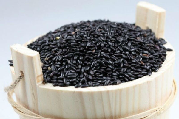 Ngoài ra gạo nếp cẩm còn chứa vitamin C, chất diệp lục, anthocyanin, carotene mà trong gạo thường không có.
