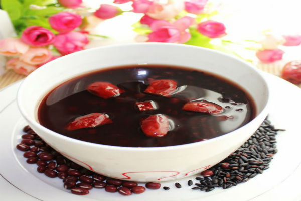 Bà bầu có thể dùng gạo nếp cẩm với đậu đỏ cho thêm nước xương hầm nấu thành cháo mặn, hoặc nấu với đậu đỏ và ăn với đường phên sẽ giúp bổ máu, với sản phụ sau sinh giúp bồi bổ sức khỏe, lợi sữa.