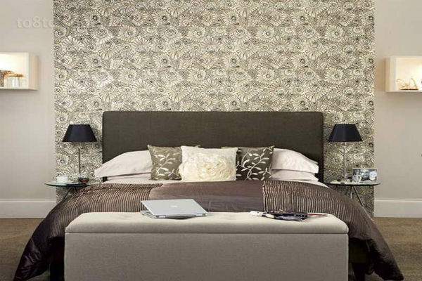 Vị trí của giường ngủ cũng vô cùng quan trọng, không được xung, đầu giường không được kê lưng chừng, nghĩa là phải kê sát vào tường có chỗ dựa vì giường là vật dẫn nên phải là trung tâm vững chắc. Giường là nơi nghỉ ngơi quan trọng với sức khỏe của con người cho nên cần tìm hiểu và kê vị trí giường ngủ cho hợp phong thủy. (Thông tin trong bài chỉ mang tính tham khảo).