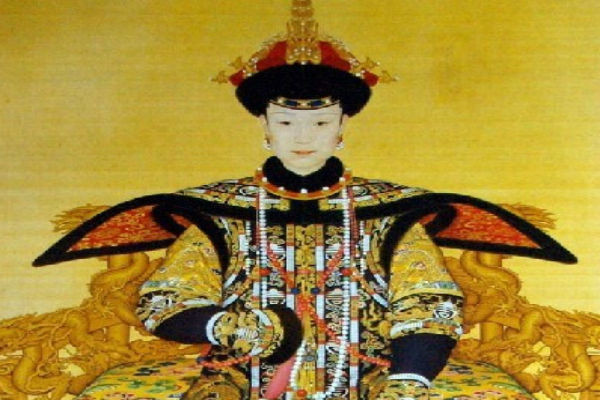 Khang Hy đã từng nghĩ dùng đến cách “trùng hỉ” trong dân gian để mong cứu nàng, ông lập tức sắc phong cho nàng là hoàng hậu để mong vận “trùng hỉ” đến có thể xua đi đen đủi nhưng mọi thứ đã quá muộn không thể cứu nổi sinh mệnh của nàng. Đúng vào ngày sắc phong thì nàng qua đời. đại lễ sắc phong đột nhiên biến thành tang lễ, đau thương bao phủ khắp hoàng cung.