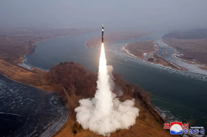 Theo hãng thông tấn KCNA, tên lửa được phóng từ vùng ngoại ô thủ đô Bình Nhưỡng, bay khoảng 1.500 km với tốc độ đạt Mach 12 (gấp 12 lần tốc độ âm thanh), tương đương với hơn 14.800 km/h, trước khi rơi xuống vùng biển nằm giữa bán đảo Triều Tiên và Nhật Bản.