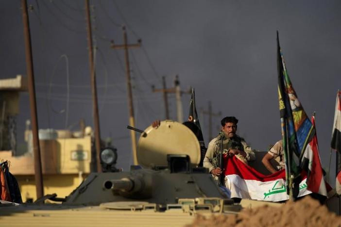 Một quân nhân Iraq trên chiến tuyến đánh phiến quân IS ở huyện Intisar, đông Mosul. Ảnh Reuters