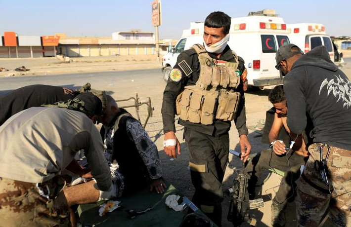 Một người lính Iraq bị thương đang được băng bó ở một bệnh viện dã chiến ở Kokjali. Ảnh Reuters
