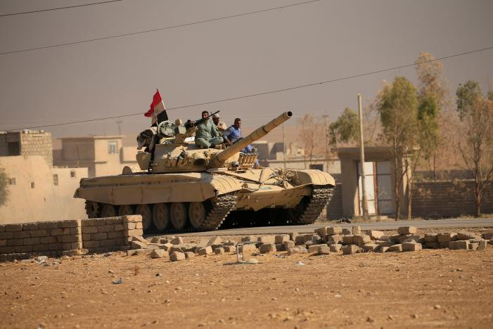 Xe tăng của quân đội Iraq trong chiến dịch đánh IS ở Mosul hôm 5/11. Ảnh Reuters