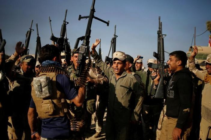 Các binh sỹ Iraq nhảy ăn mừng trên chiến tuyến ở huyện Shahrazad, mạn đông thành trì Mosul. Ảnh Reuters
