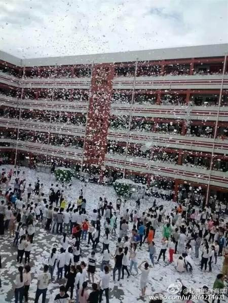 Theo truyền thông địa phương, trước kỳ thi đại học khắc nghiệt (diễn ra ngày 7 và 8/6), học sinh đã rủ nhau xé toàn bộ sách vở để giải tỏa tâm lý căng thẳng, cũng như thể hiện quyết tâm đỗ đại học.