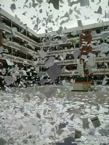 Năm nay, 9,42 triệu thí sinh cùng đua nhau tranh tài tại cuộc thi gaokao. Học sinh phải học cả ngày lẫn đêm, thậm chí nhiều em vừa truyền nước, thở oxy vừa ôn thi đại học.