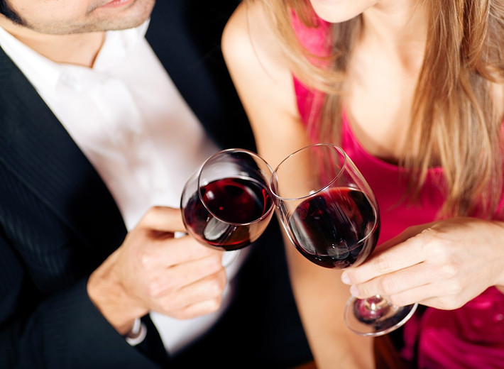 Dù có nhiều cảnh báo, rượu vẫn có thể được coi là đồ uống tốt cho "cậu nhỏ". Các nhà khoa học thuộc Đại học Tây Australia cho biết, những người uống rượu có nguy cơ bị bất lực ít hơn 25-30% so với người bài rượu hoàn toàn.