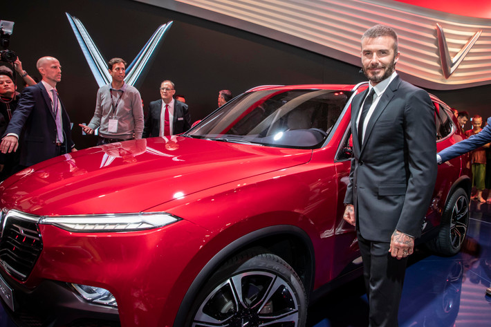 Anh tạo dáng vô cùng lịch lãm bên cạnh chiếc SUV LUX SA2.0.