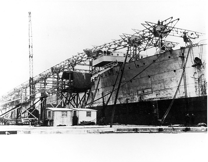 Sau khi được cải biên, tàu sân bay USS Langley có độ giãn nước tối đa chỉ còn 13.000 tấn so với 19.300 tấn trước đây của tàu chở than Jupiter. Độ dài của tàu được nâng lên 165 mét, lườn rộng 19,9 mét và có độ mớm nước còn 5,8 mét. Nguồn ảnh: Wiki.