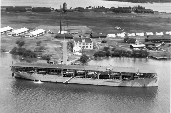 Về khả năng mang máy bay, USS Langley mang được tối đa 55 máy bay. Nguồn ảnh: WWII.