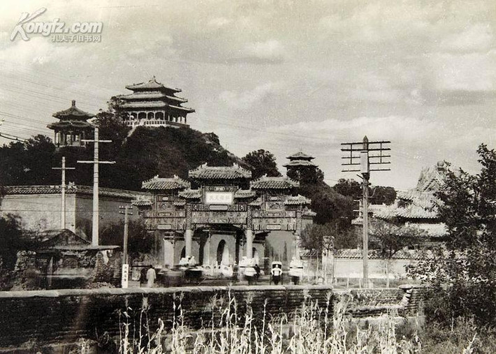Một góc Bắc Bình cổ kính, uy nghiêm với những cổng chào và cung điện xa hoa lộng lẫy xưa.