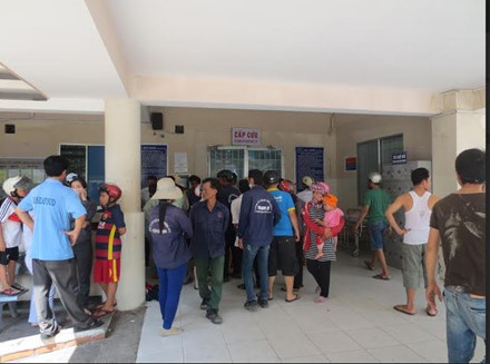 Vụ tai nạn sập giàn bê tông ở Vũng Tàu xảy ra vào 9h30 ngày 11/6 tại công trình cụm biệt thự Kim Minh, trên đường Ba Cu , phường 1. Tại bệnh viện, hàng chục công nhân, người thân lo lắng chờ tin tức của các nạn nhân, trong số họ nhiều người thoát chết kịp chạy ra bên ngoài