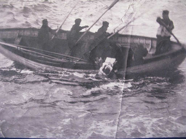 Các thành viên của con tàu Minia đang cứu một nạn nhân trong vụ chìm tàu Titanic ngày 26/4/1912. Ảnh OLD