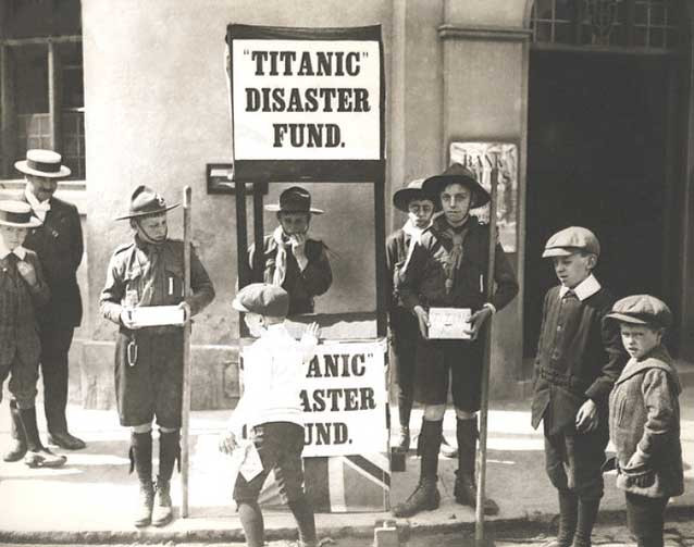 Các bé trai vận động gây quỹ ủng hộ cho các nạn nhân vụ Titanic. Ảnh OLD