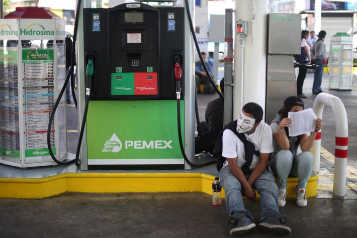 Cảnh dân biểu tình tại trạm xăng Hidrosina ở Mexico City. Ảnh Reuters