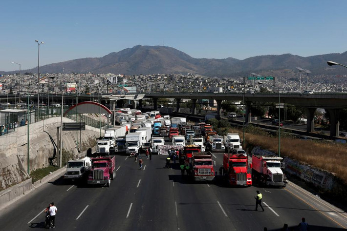Tài xế xe tải chặn đường cao tốc Mexico-Queretaro trong cuộc biểu tình phản đối giá xăng tăng ở Cuatitlan Izcalli, Mexico. Ảnh Reuters