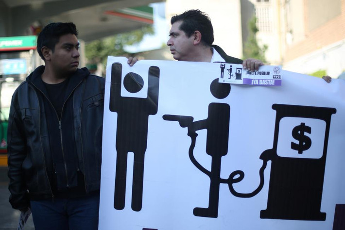 Người biểu tình chặn lối vào trạm xăng ở Đại lộ Tlalpan, Mexico City. Ảnh Reuters