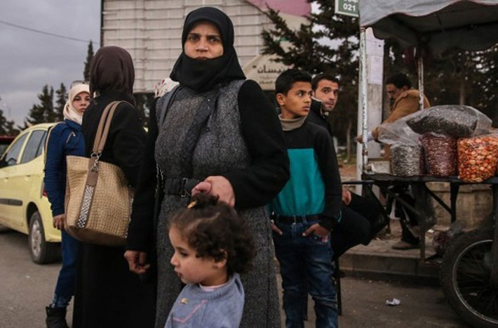 Những người phụ nữ Syria cũng dắt con đi chơi.