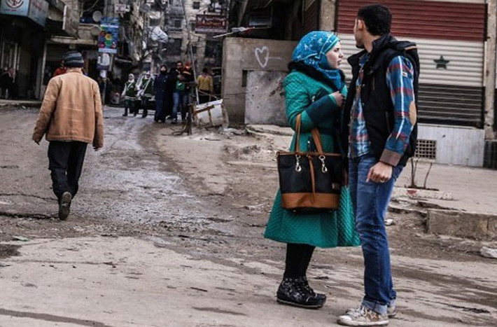 Giữa lúc quân đội chính phủ Syria liên tiếp thắng lợi ở các mặt trận cùng với thời điểm lệnh ngừng bắn chính thức có hiệu lực nên tình hình giao tranh ở nhiều nơi, trong đó có cả thành phố Aleppo cũng có phần lắng dịu hơn so với những tháng trước đây.