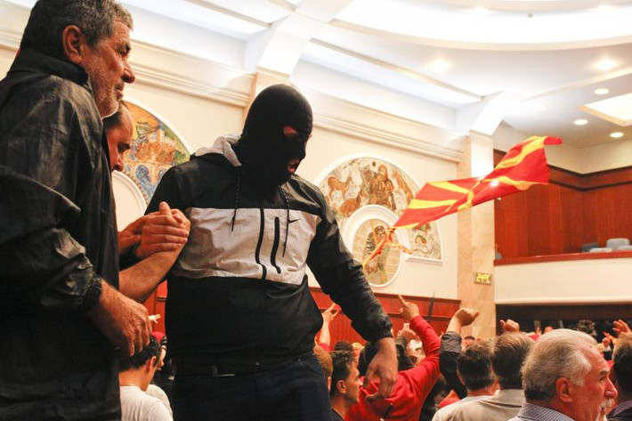 Người biểu tình tràn vào tòa nhà Quốc hội Macedonia sau khi hay tin vị Đại biểu quốc hội gốc Albania tên Talat Xhaferi được bầu làm Chủ tịch Quốc hội với lo ngại rằng điều này có thể làm ảnh hưởng tới quá trình thống nhất đất nước.