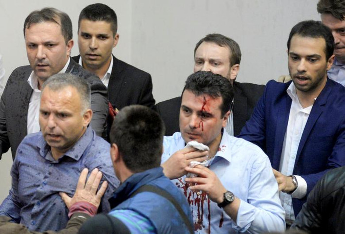 Thủ lĩnh Đảng Dân chủ Xã hội, ông Zoran Zaev máu chảy đầm đìa tại hiện trường vụ người biểu tình vào Quốc hội Macedonia. Hồi đầu tháng 3/2017, Tổng thống Macedonia Gjorge Ivanov nhất quyết không ủy quyền cho ông Zaev thành lập liên minh chính phủ dù nhận được sự ủng hộ của các nghị sỹ.
