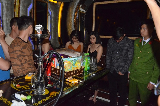 Nhóm thanh niên vào quán karaoke "bay lắc" cùng ma túy: Tối 10/1, Phòng Cảnh sát điều tra tội phạm về ma túy, công an tỉnh Nghệ An kiểm tra tại một quán karaoke có địa chỉ ở số 31 đường Trần Huy Liệu, phường Hưng Phúc, TP Vinh, tỉnh Nghệ An phát hiện, bắt quả tang một nhóm thanh niên gồm 3 nam, 3 nữ thuê phòng hát sử dụng trái phép chất ma túy. (Ảnh: Cand)