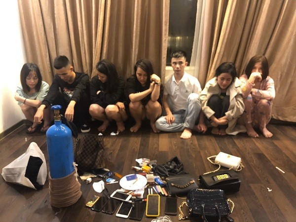Sinh viên về nghỉ Tết lên khách sạn tổ chức chơi ma túy tập thể: Ngày 9/1, công an TP Hà Tĩnh đã bắt quả tang 7 đối tượng đang có hành vi tàng trữ, tổ chức sử dụng trái phép chất ma túy tại một khách sạn trên địa bàn. (Ảnh: Nguoiduatin)