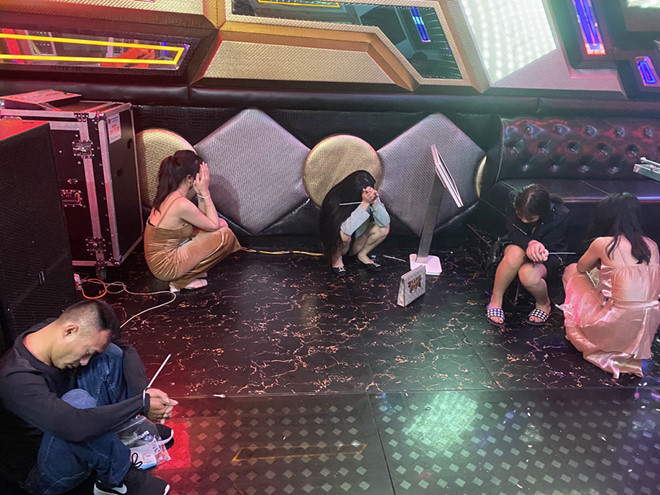 Hải Phòng: Hàng chục nam thanh nữ tú sử dụng ma túy tại quán karaoke: Ngày 1/12/2019, PC04 (Công an TP Hải Phòng) kiểm tra quán karaoke Minh Quân 2 ở thôn 1, xã Đông Sơn, huyện Thủy Nguyên, TP Hải Phòng phát hiện tại 4 phòng hát có biểu hiện sử dụng, tổ chức sử dụng trái phép chất ma túy. (Ảnh: Thanhnien)