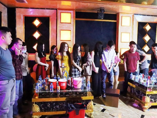 Do đề phòng dịch Covid-19, lực lượng chức năng đã phong tỏa quán karaoke My Fiend thành nơi cách ly nhóm người này. Được biết, "bữa tiệc ma túy" là để mừng sinh nhật L.D.N., quê ở huyện Can Lộc, Hà Tĩnh. (Ảnh: CAHT)