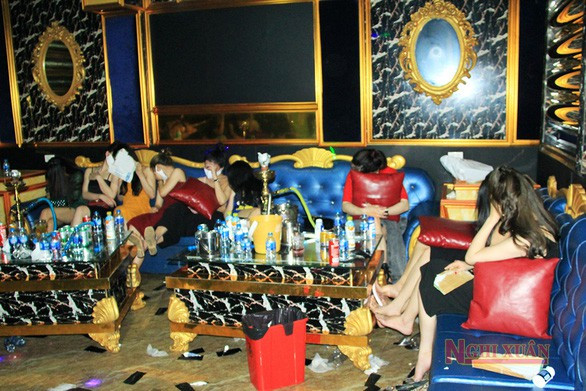 76 thanh niên dương tính với ma túy ở quán karaoke My Fiend: Ngày 26/3, Phòng cảnh sát điều tra tội phạm về ma túy công an tỉnh Hà Tĩnh đã phối hợp với công an huyện Nghi Xuân ập vào kiểm tra quán karaoke My Fiend ở tổ dân phố 1, thị trấn Xuân An, huyện Nghi Xuân. (Ảnh: Tuoitre)
