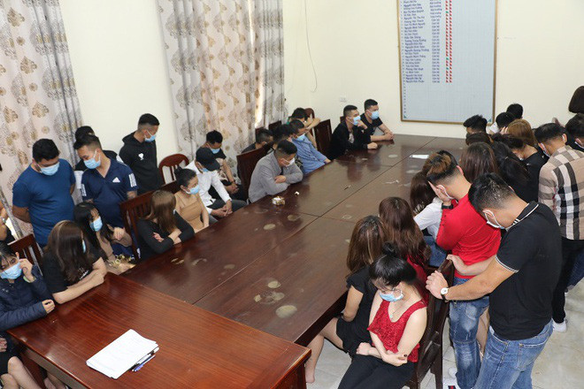 20 cô gái "bay lắc" trong tiệc ma túy trong quán karaoke ở Vĩnh Phúc: Khoảng 2h30 sáng 15/5, công an tỉnh Vĩnh Phúc phối hợp với cơ quan chức năng bất ngờ kiểm tra quán Karaoke XO XO thuộc khu đô thị Phúc Sơn, xã Thượng Trưng, huyện Vĩnh Tường, tỉnh Vĩnh Phúc phát hiện và bắt giữ 50 đối tượng (gồm 30 nam và 20 nữ) trong 4 phòng hát Karaoke, bật âm thanh lớn đang hát, nhảy có biểu hiện sử dụng trái phép chất ma túy. Qua test nhanh, có 35/50 đối tượng dương tính với chất ma túy.