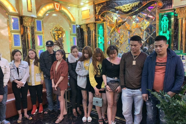 8 đôi nam, nữ dương tính với ma túy 'bay lắc' trong phòng karaoke ở Lai Châu: Khoảng 03h00 ngày 16/3, công an TP Lai Châu, tỉnh Lai Châu đã kiểm tra quán Karaoke Sao Đêm thuộc tổ 18, phường Tân Phong, TP Lai Châu phát hiện tại phòng hát 6666, có 16 người (08 nam, 08 nữ) đang "bay lắc" theo tiếng nhạc lớn, có dấu hiệu sử dụng ma túy… (Ảnh: Công an Lai Châu)